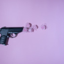 een pistool schiet roze rozen