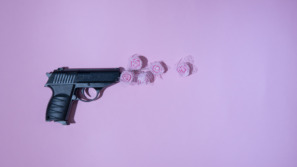 een pistool schiet roze rozen