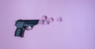 een pistool schiet roze rozen