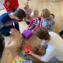 Kinderen pakken cadeautjes uit op pakjesavond.