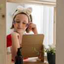 Een meisje die bezig is met skincare.