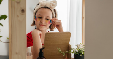 Een meisje die bezig is met skincare.