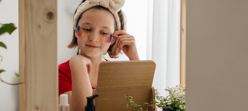 Een meisje die bezig is met skincare.