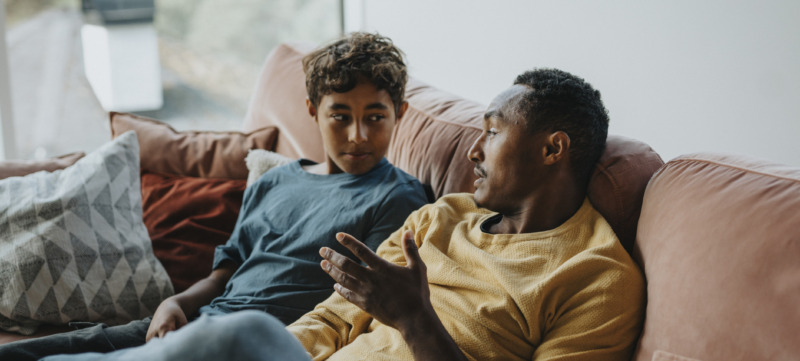 kind en ouder zitten op de bank en stellen elkaar goede vragen