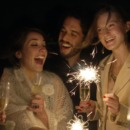 groep mensen viert oud en nieuw