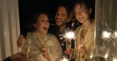 groep mensen viert oud en nieuw