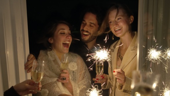 groep mensen viert oud en nieuw