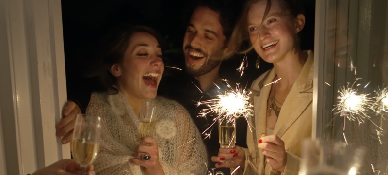 groep mensen viert oud en nieuw