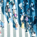 mensen lopen haastig over een zebrapad