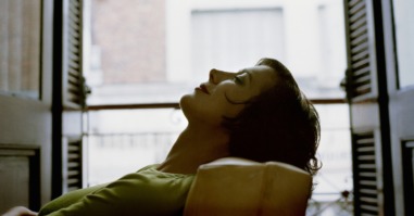 een vrouw droomt over een ander leven