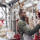 man is aan het werk rondom kerst en luistert naar kerstmuziek op werk