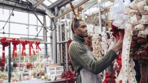 man is aan het werk rondom kerst en luistert naar kerstmuziek op werk