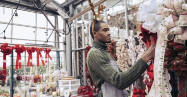 man is aan het werk rondom kerst en luistert naar kerstmuziek op werk