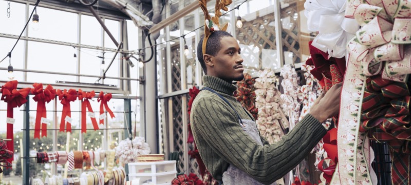man is aan het werk rondom kerst en luistert naar kerstmuziek op werk