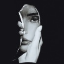 vrouw kijkt naar zichzelf in de spiegel