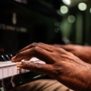 vrouw die piano leert spelen