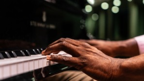 vrouw die piano leert spelen