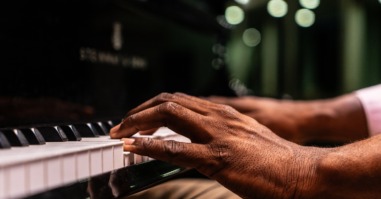 vrouw die piano leert spelen