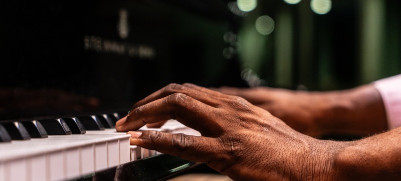 vrouw die piano leert spelen