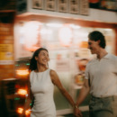 een koppel loopt door een drukke straat vol prikkels