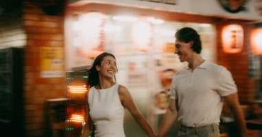 een koppel loopt door een drukke straat vol prikkels