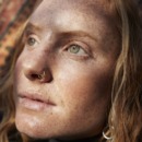 vrouw denkt diep na over belangrijke vragen