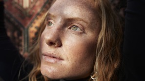 vrouw denkt diep na over belangrijke vragen