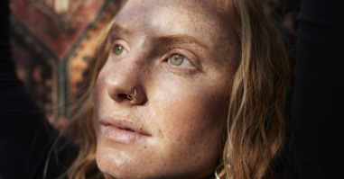 vrouw denkt diep na over belangrijke vragen