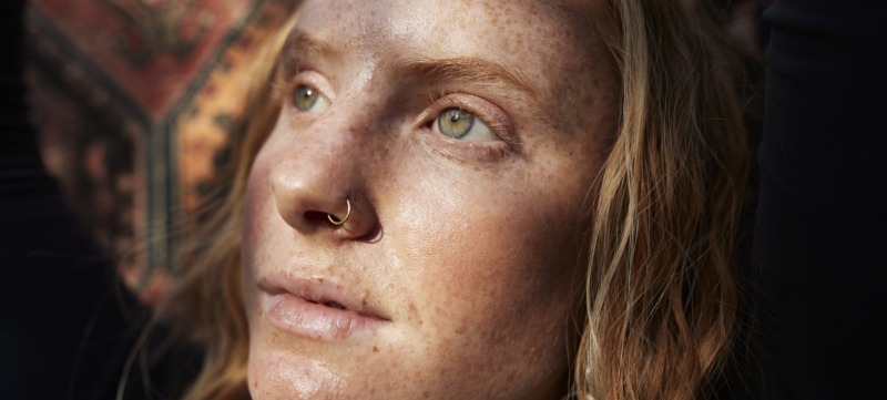 vrouw denkt diep na over belangrijke vragen