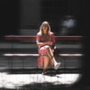 vrouw zit tevreden alleen op een bankje