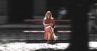 vrouw zit tevreden alleen op een bankje