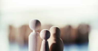 poppetjes die symbool staan voor ouders in een familieopstelling