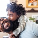 vader knuffelt met zijn favoriete kind