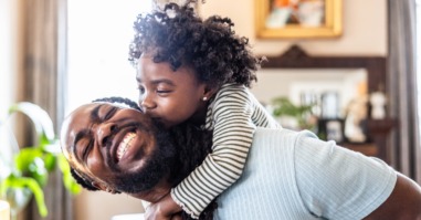 vader knuffelt met zijn favoriete kind