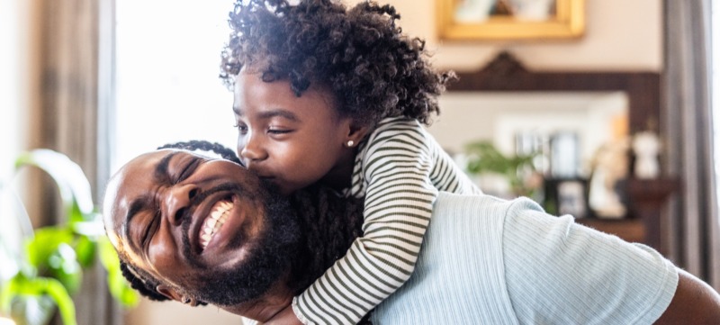 vader knuffelt met zijn favoriete kind