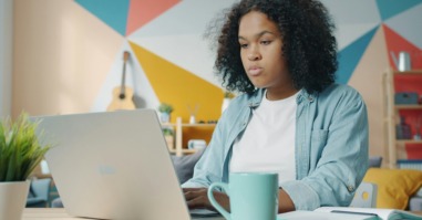 vrouw zit op haar laptop op werk