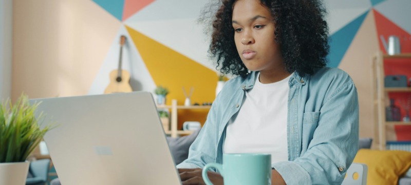 vrouw zit op haar laptop op werk