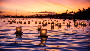 japans ritueel van drijvende kaarsen