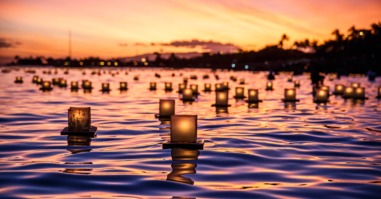 japans ritueel van drijvende kaarsen