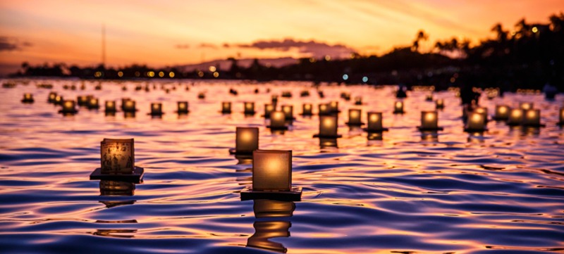 japans ritueel van drijvende kaarsen