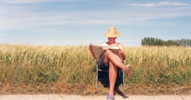 man zit op een stoel niks te doen