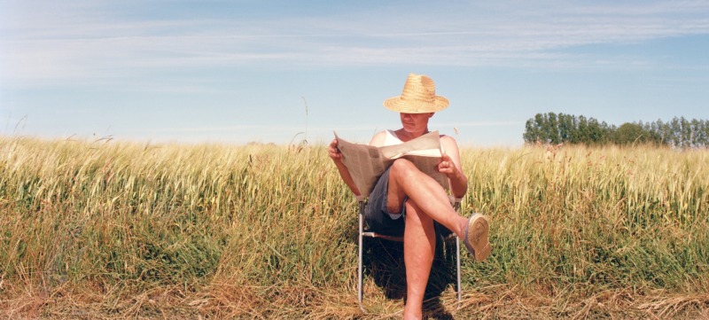 man zit op een stoel niks te doen