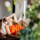 vrouw ligt prikkelvrij te relaxen met een koptelefoon op haar hoofd