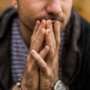 persoon is aan het piekeren en komt niet tot een oplossing