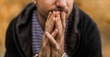 persoon is aan het piekeren en komt niet tot een oplossing