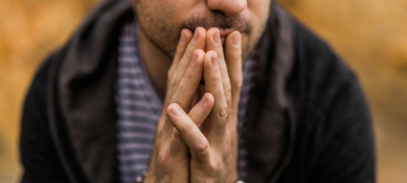 persoon is aan het piekeren en komt niet tot een oplossing