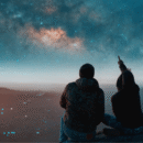 Twee mensen kijken naar de sterrenhemel