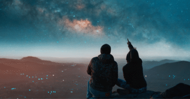 Twee mensen kijken naar de sterrenhemel