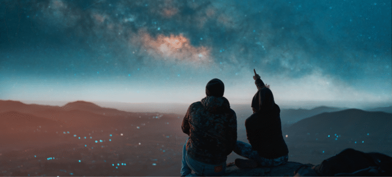 Twee mensen kijken naar de sterrenhemel