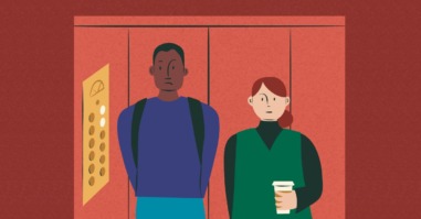 twee mensen staan ongemakkelijk naast elkaar in de lift